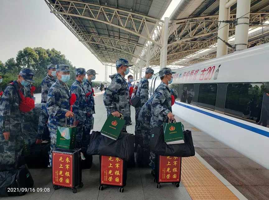 我市今年秋季首批新兵出發前往駐地, 邁出軍旅人生第一步